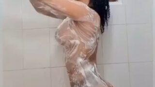 Aliany García desnuda en la ducha