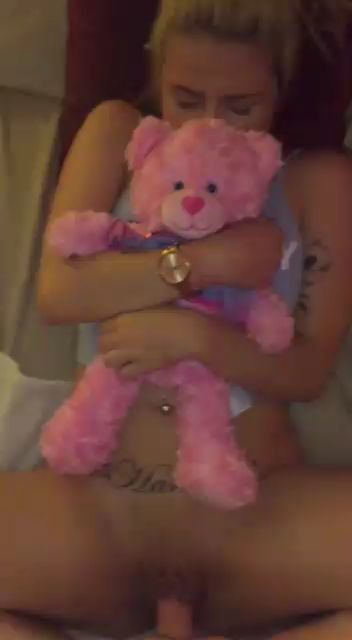 Él ama que la consigan con su animal de peluche