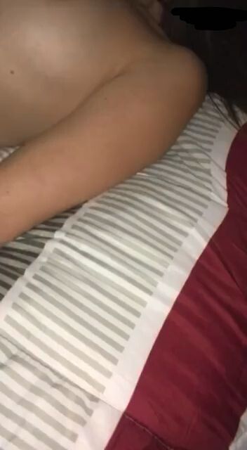 Hacen que un trío y las mujeres terminen solas