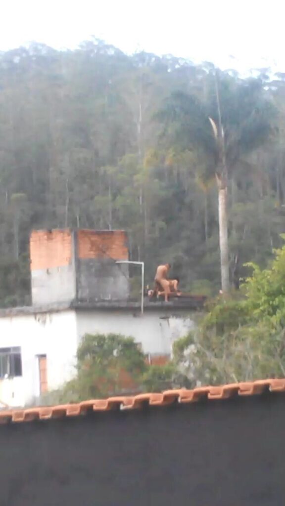 Lo agarran follando en el techo de la casa