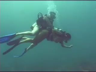 Lo folla bajo el agua