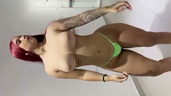 Valeria Canoñe desnuda en una habitación con películas calientes