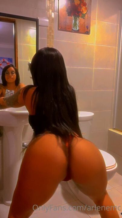 Arlene MC moviendo el culo