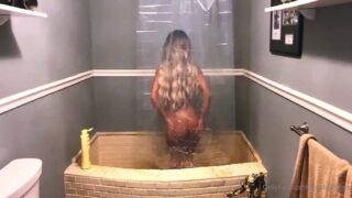 Barbie Rican tomando una ducha