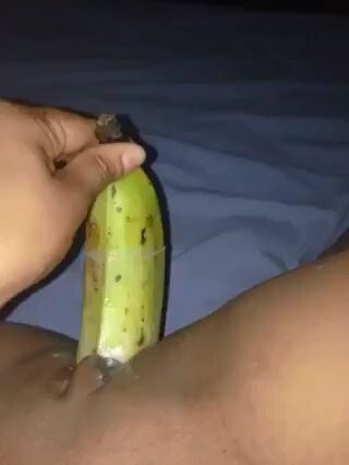 Dominicano se masturba con un plátano