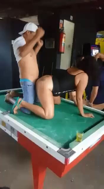 Folla a la hermana de su mejor amigo en una mesa de billar