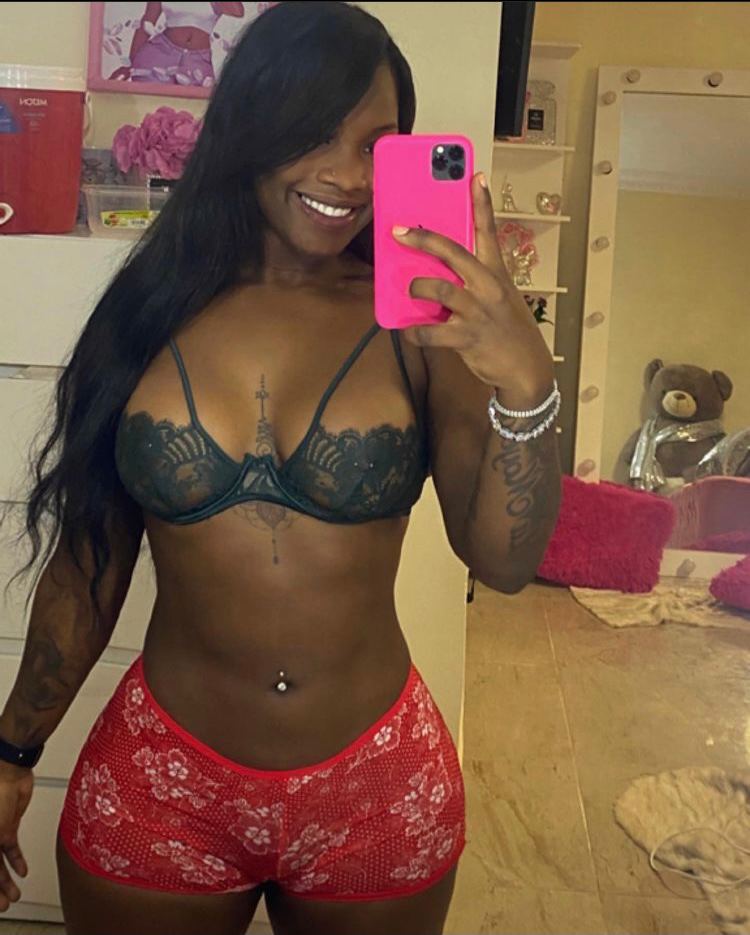 Gailen La Moyeta masturbándose