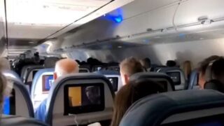 Kissasins entró en el baño de un avión y muero todo