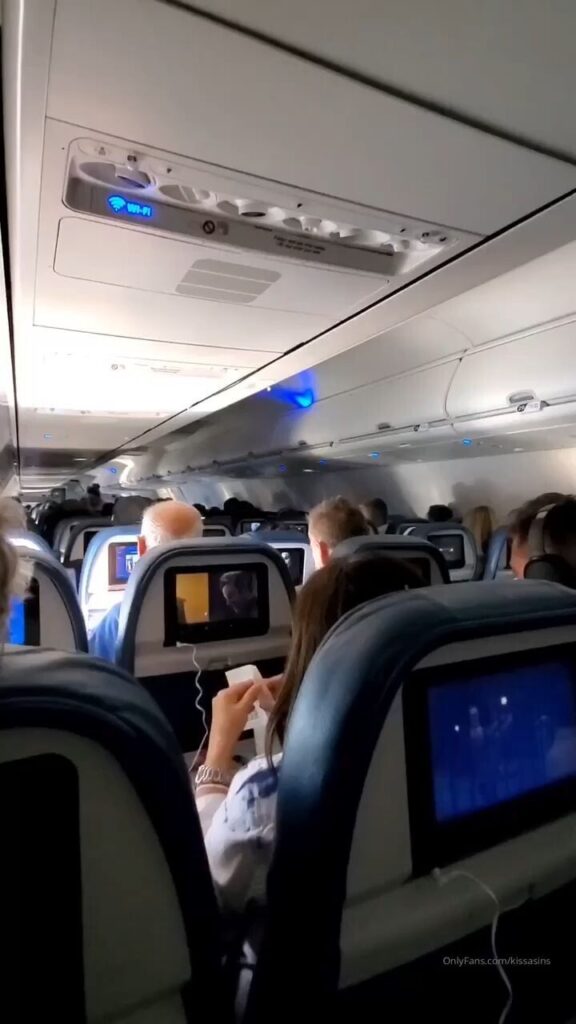 Kissasins entró en el baño de un avión y muero todo