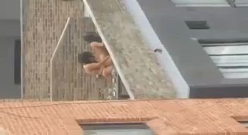 Registra a sus vecinos lésbicos en el techo