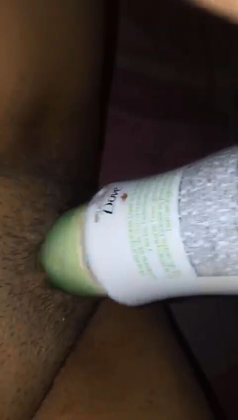 Se masturba con un desodorante