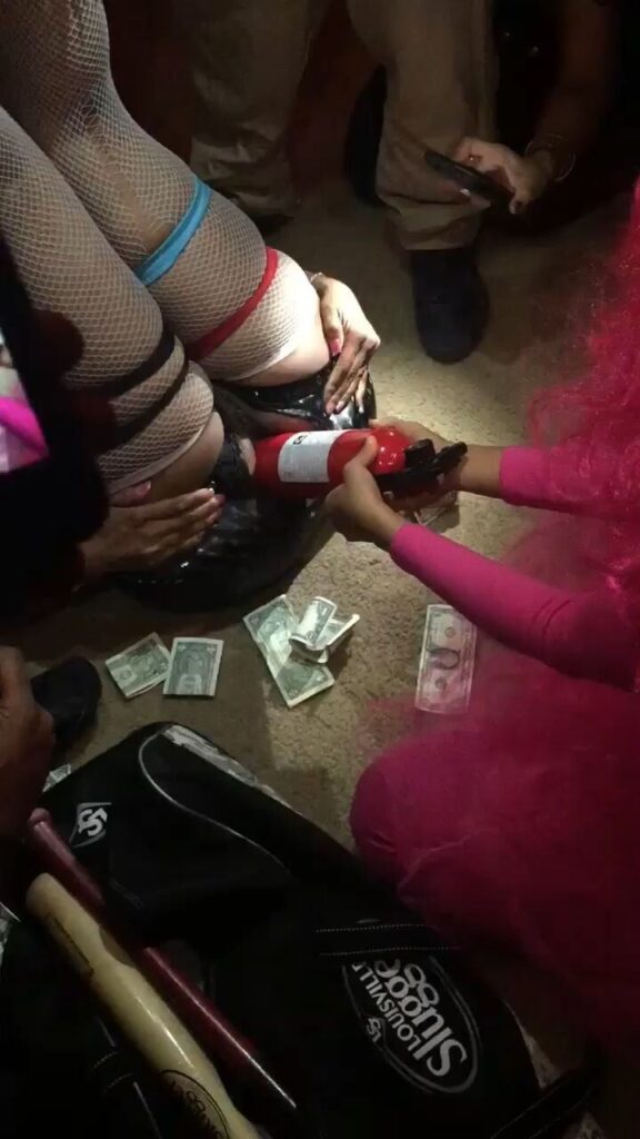 Un extintor por el culo.