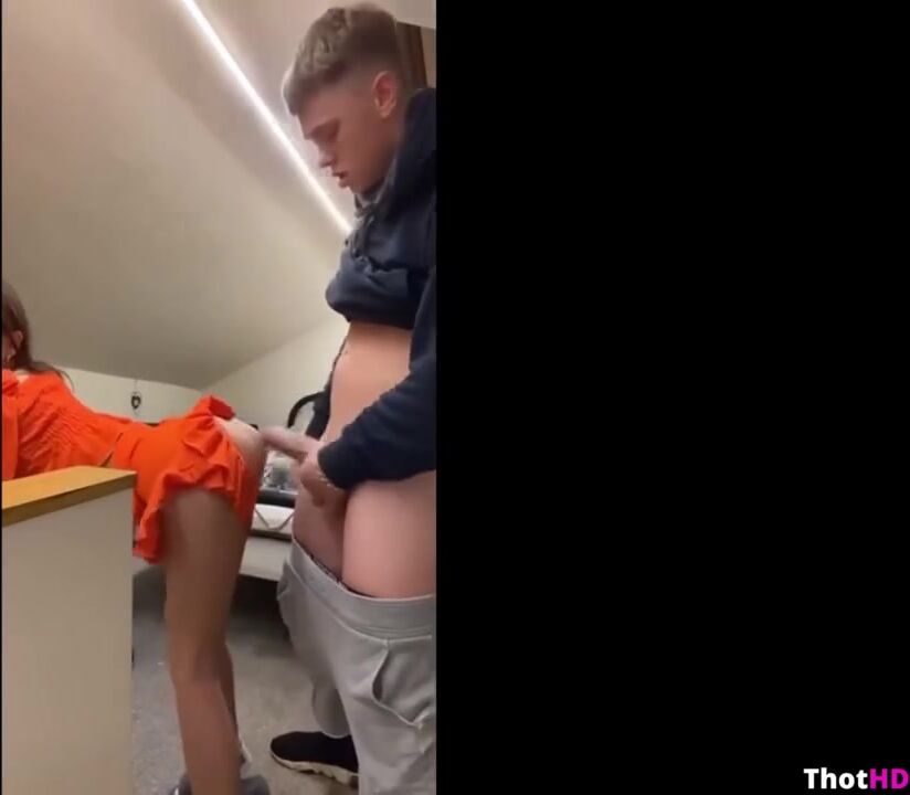 Adolescente británica con grandes tetas es pillada Vídeo completo