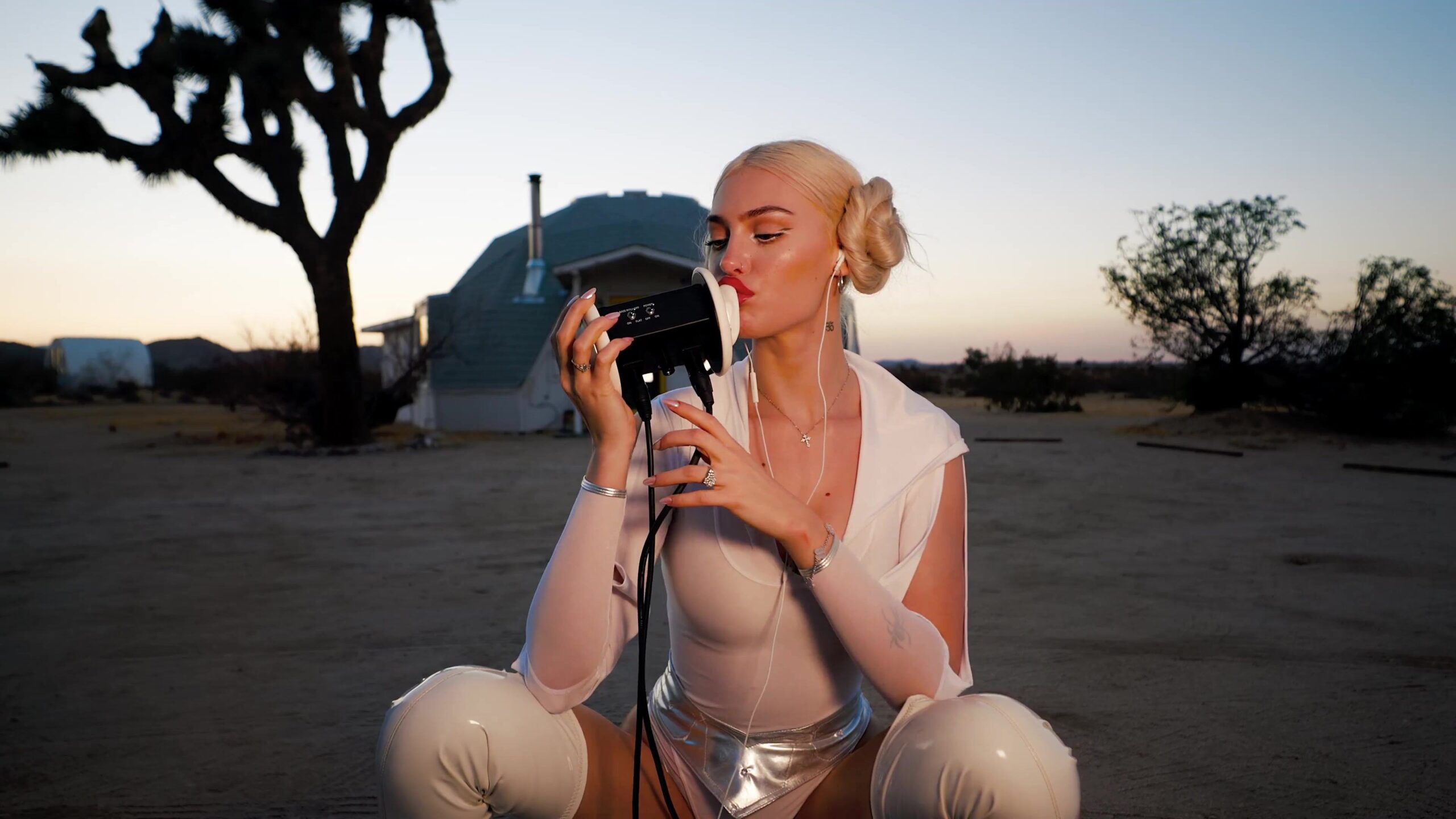 Aleksandraverse juega con un juguete especial afuera