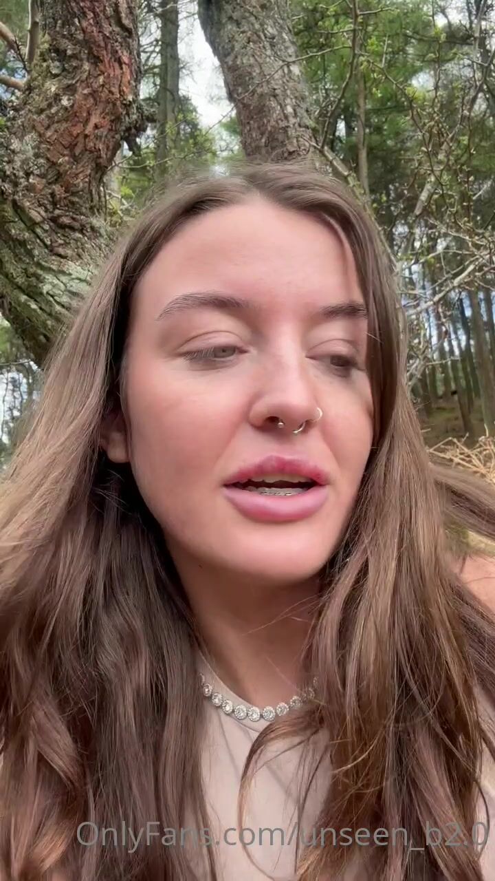 Beer Burns juega y frota sus pantalones cortos afuera