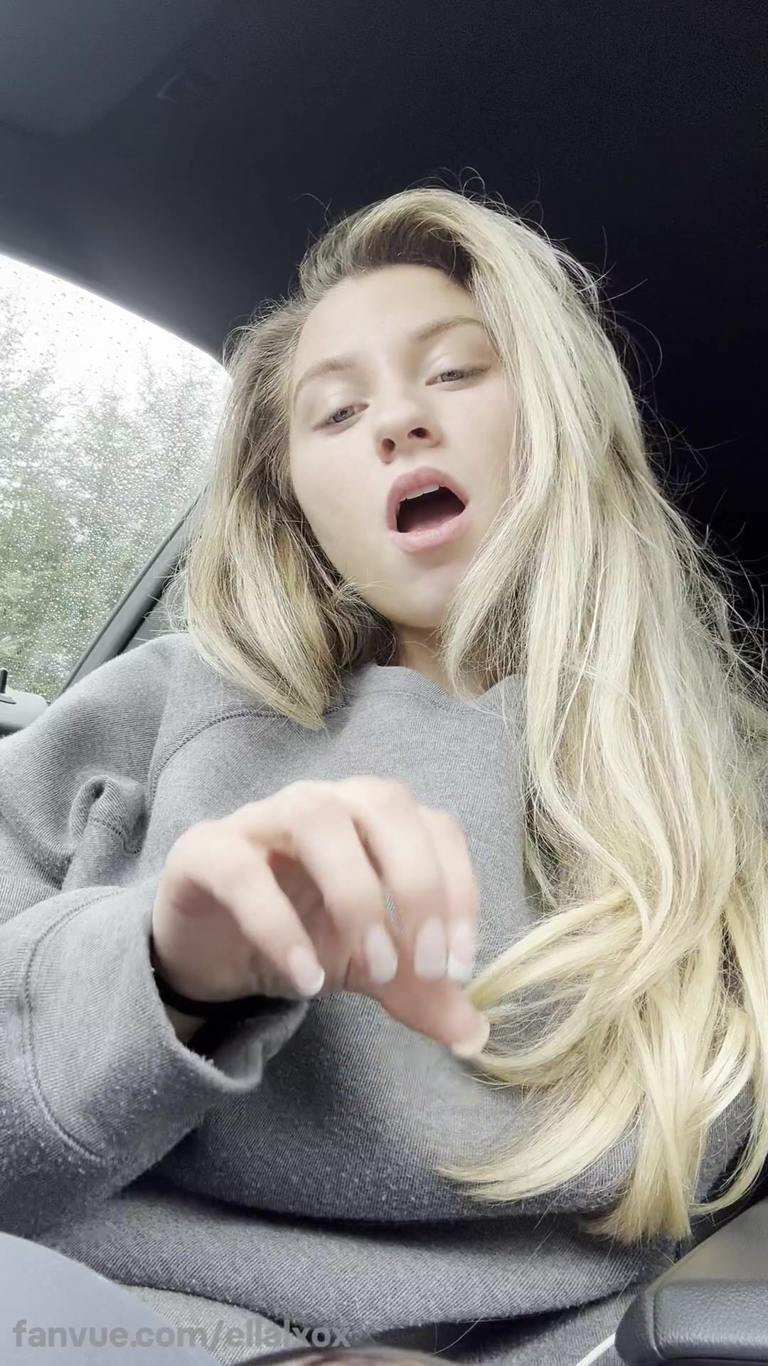 Ellie May te hace reír fingiendo que está haciendo una paja POV Solo coche StripTease