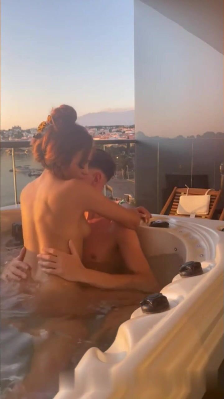 La zorra irlandesa Alaska Clarke folla en un jacuzzi y una mamada POV