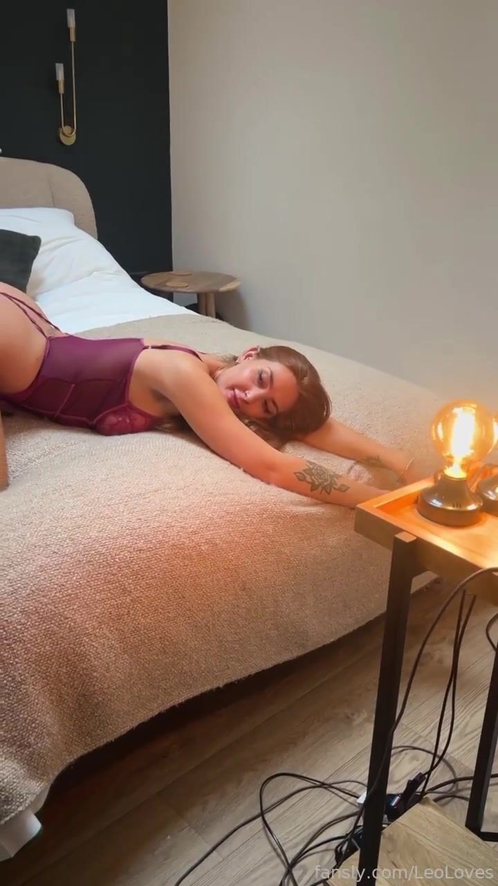 Lola Diamond se desnuda y es penetrada por una enorme polla