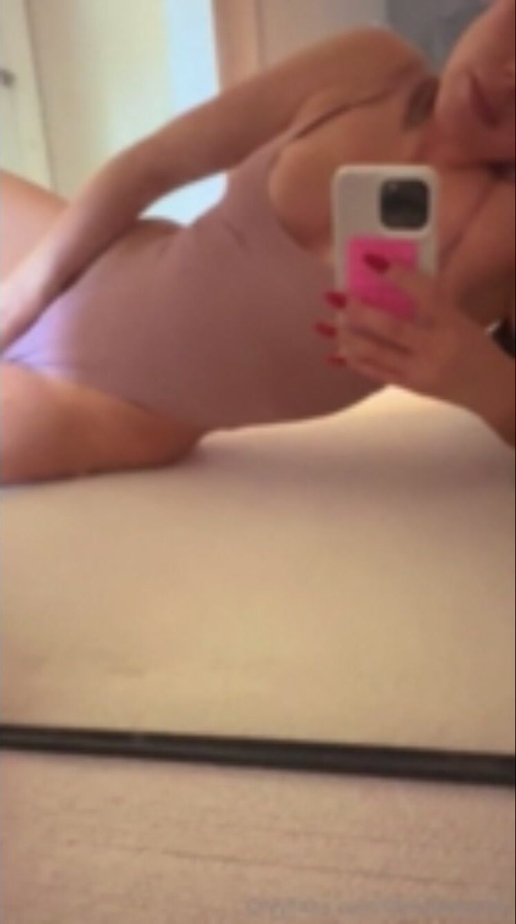 Marnie Simpson mecanografiando con los dedos