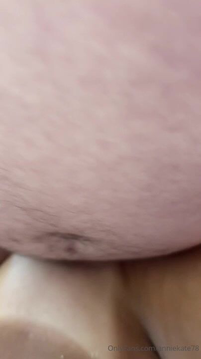 Puta puta Annie Knight es follada por una virgen