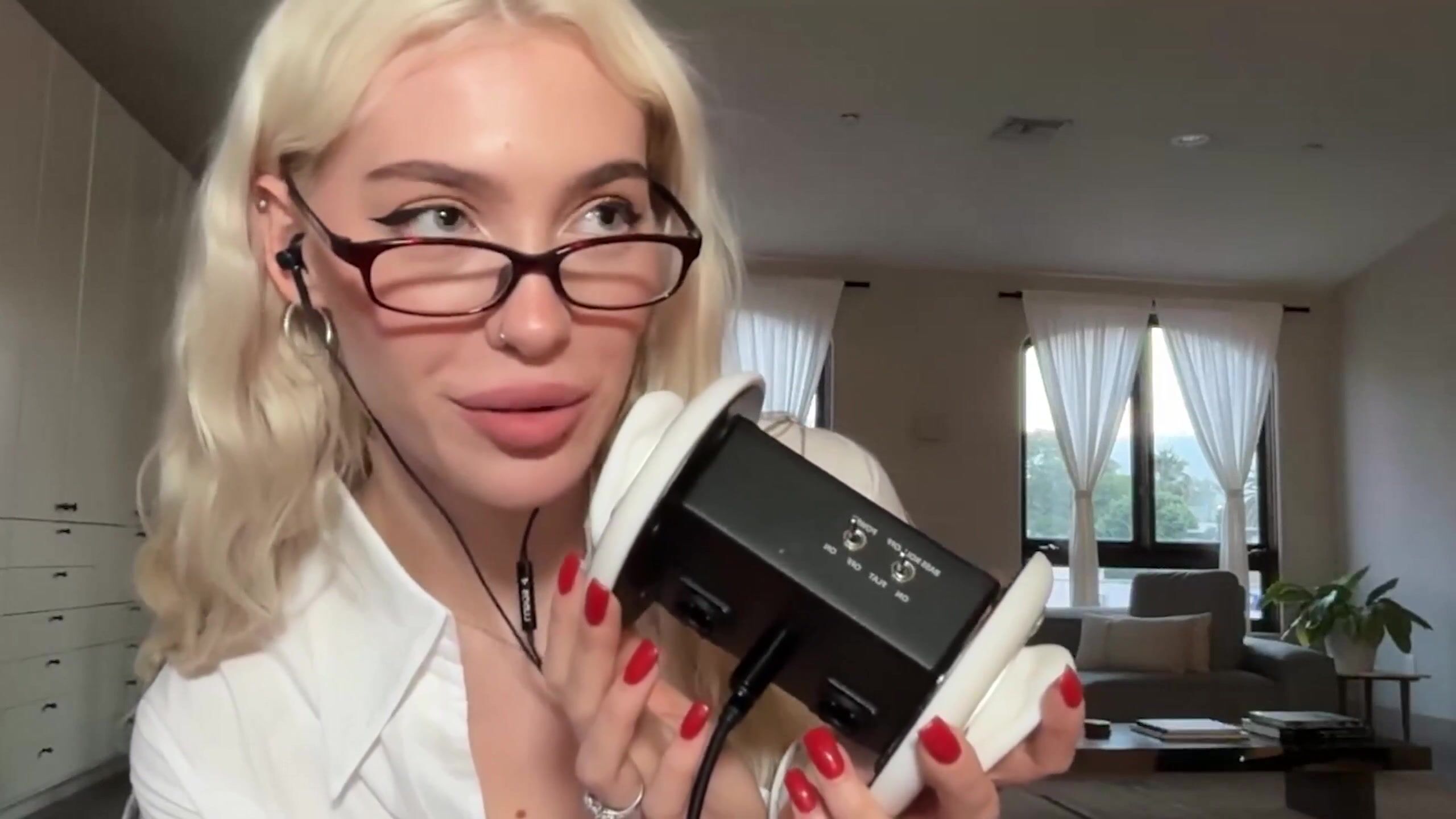 Secretaria rubia sexy zorras se ríen mientras lamen su juguete