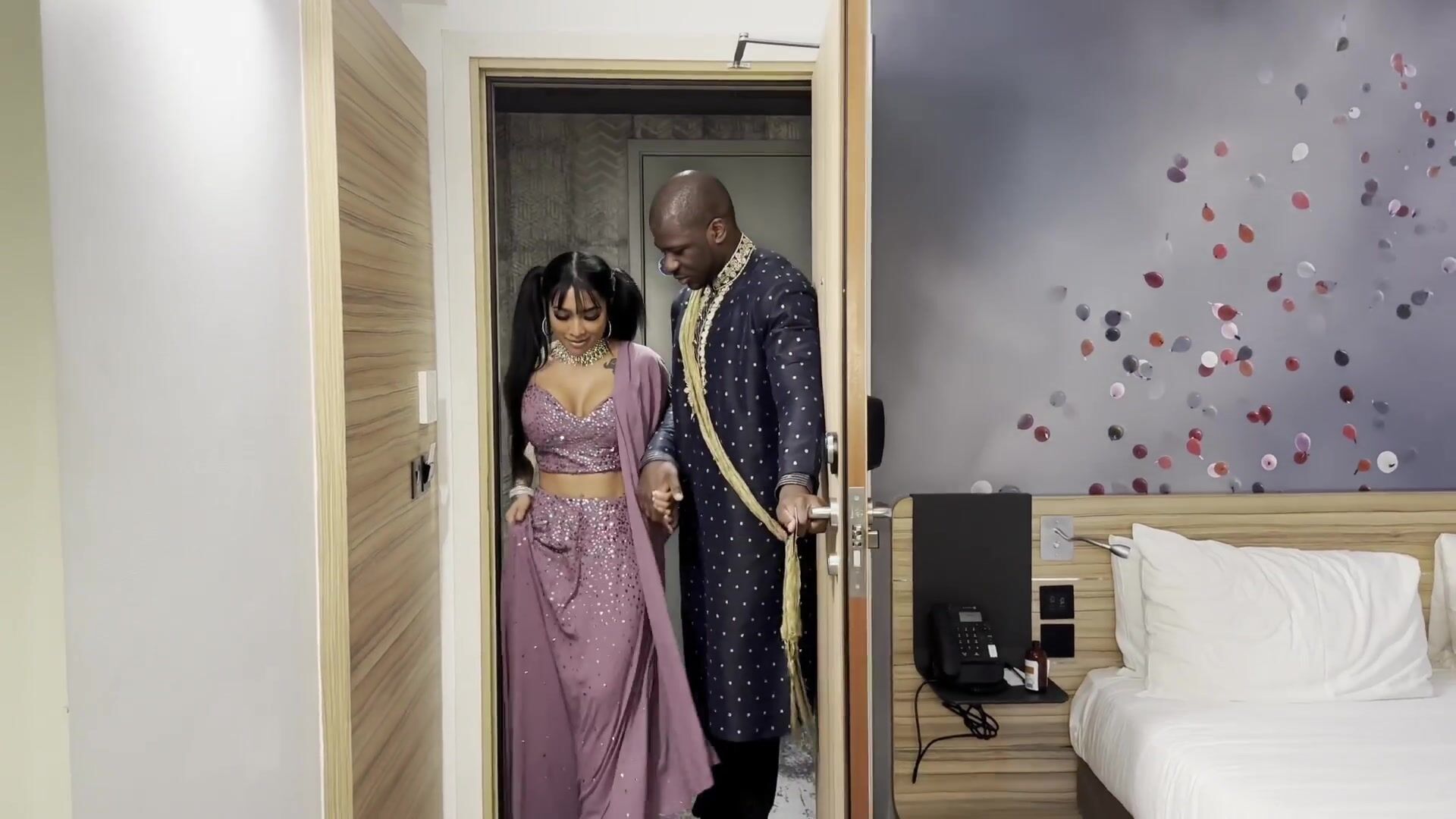 Yasmina Khan Sexo romántico después del matrimonio Desi BBC