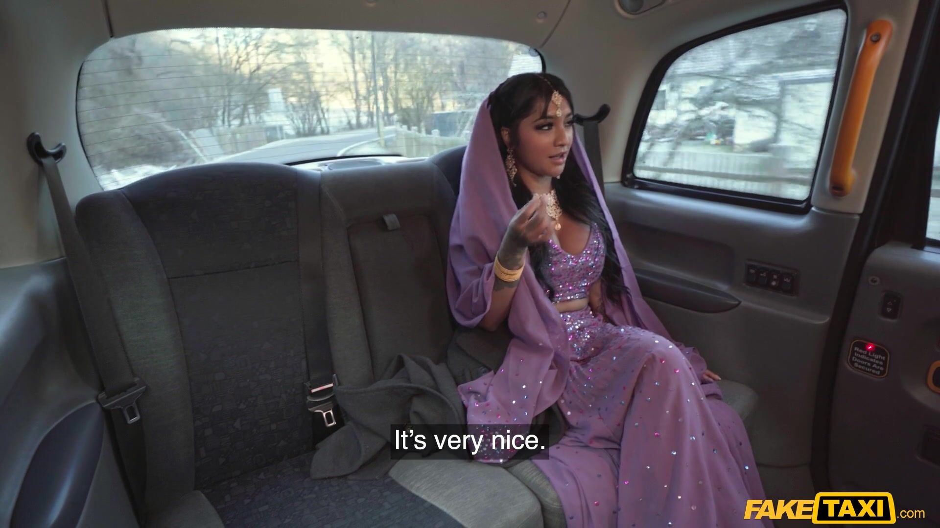 Yasmina Khan recibió una patada en la parte trasera de un taxi que vestía un sari