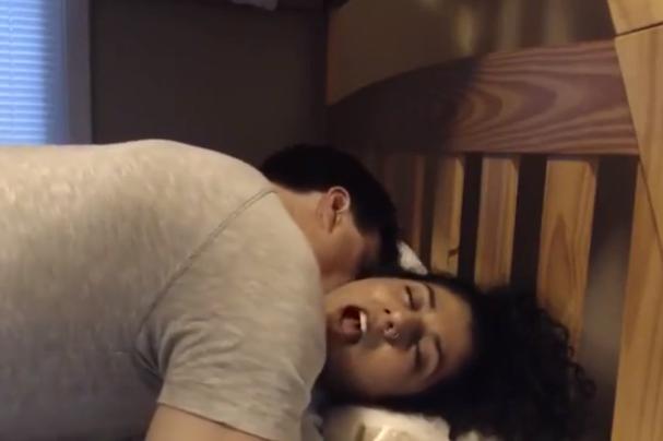 A la India le encanta chorrear y besar el video de los juegos previos