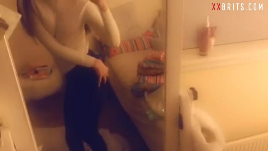 Adolescente británica de 18 años masajea los senos