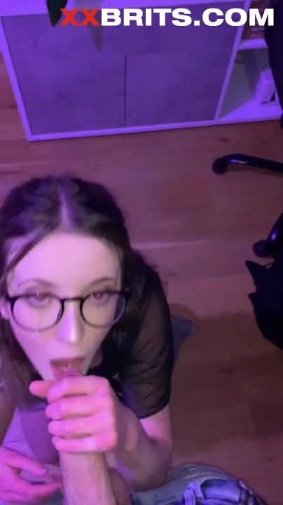 Adolescente británico borracho obtiene corrida facial