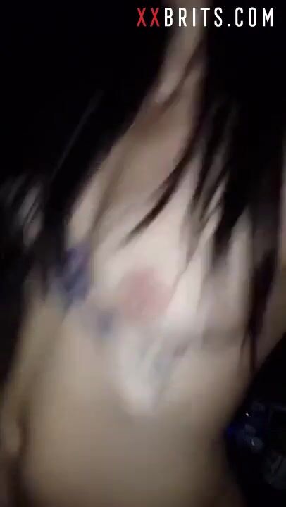 Adolescente escocés con arte monta a un tipo afortunado