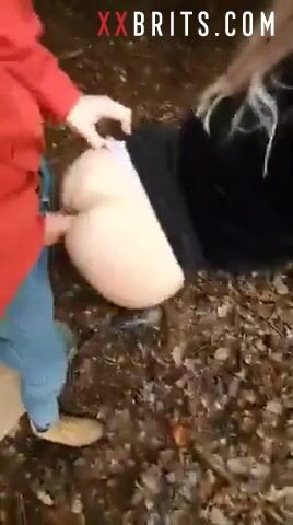 Adolescente universitario del Reino Unido atacado por un perro en el bosque