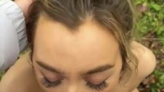 Alaska Clarke chupa la polla en el bosque con su cara