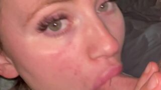 Alexia Grace chupa la polla de los muchachos afortunados en POV