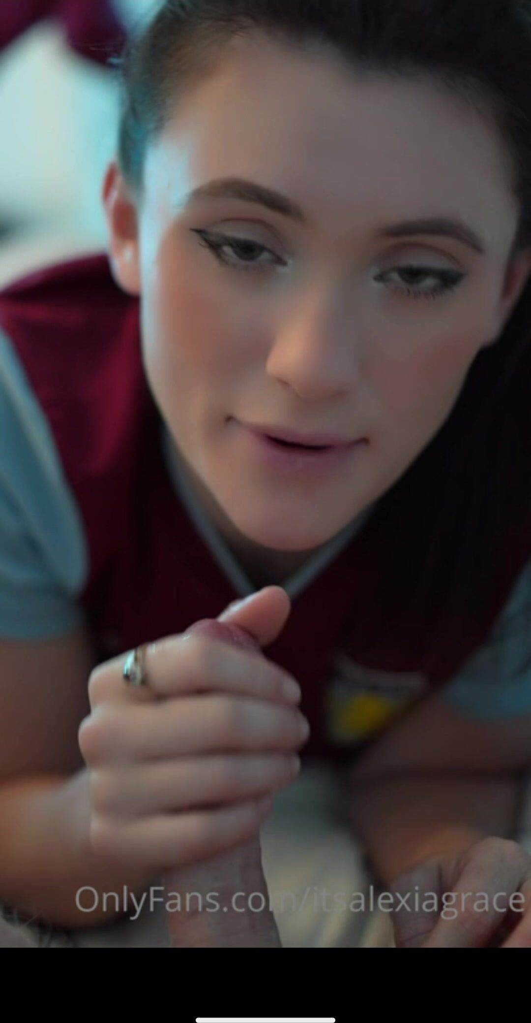 Alexia Grace chupa la polla y monta una vaquera en POV Descargar