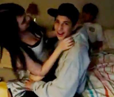 Amigos divirtiéndose frente a tus amigos