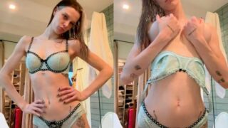 Ashley Matheson Nade Loción Hasta Grandes Tetas Video Descargado