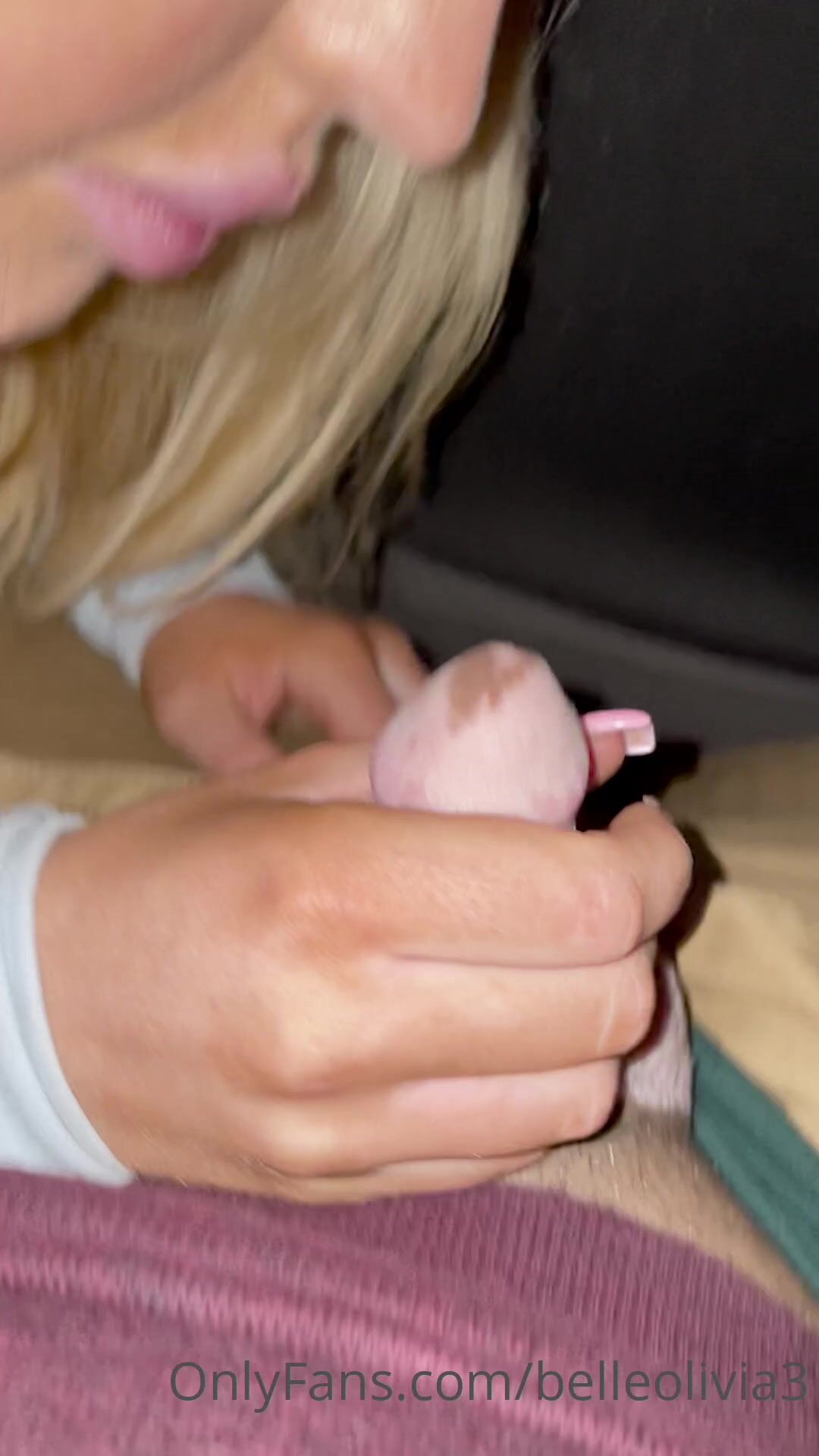 Belle Olivia amamantando y el taxista asesino