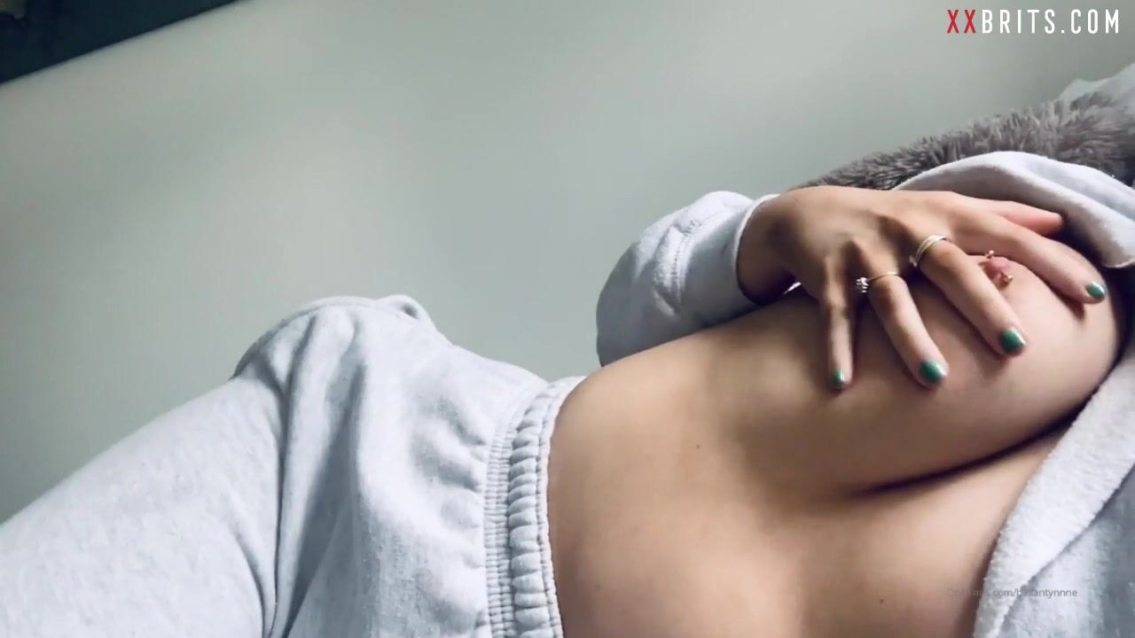 Birmingham British Chav muestra pechos naturales