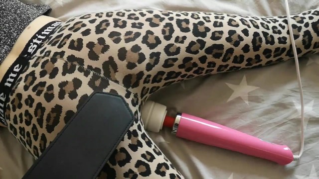 Buena chica es duramente azotada || Orgasmo fuerte, fuerte y tembloroso