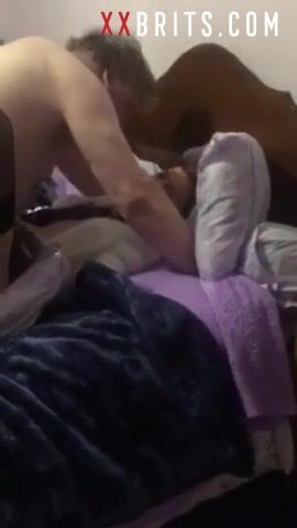 Cachonda modelo británica Chav queda atrapada en la cama