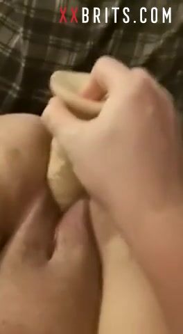 Camarera británica gordita dominada por un consolador enorme