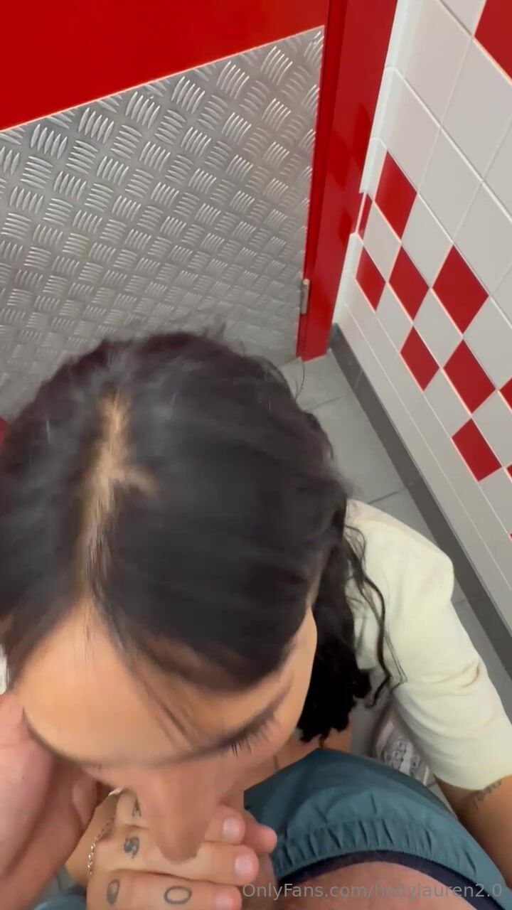 Chav Slut Holly Lauren chupa una polla y lo juega a lo perrito en el baño por cinco chicos en POV