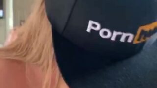 Chica Breasty persiguiendo a todos los novios del vientre