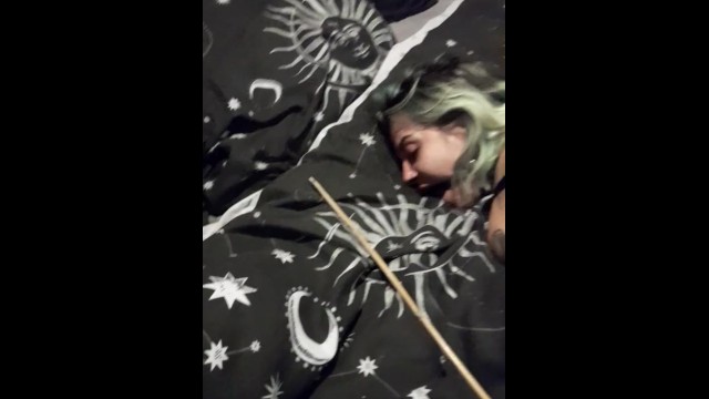 Chica alternativa esposada es follada profundamente por papá sugerente