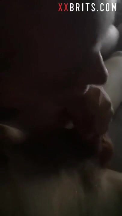 Chica británica blanca da una mamada en la oscuridad