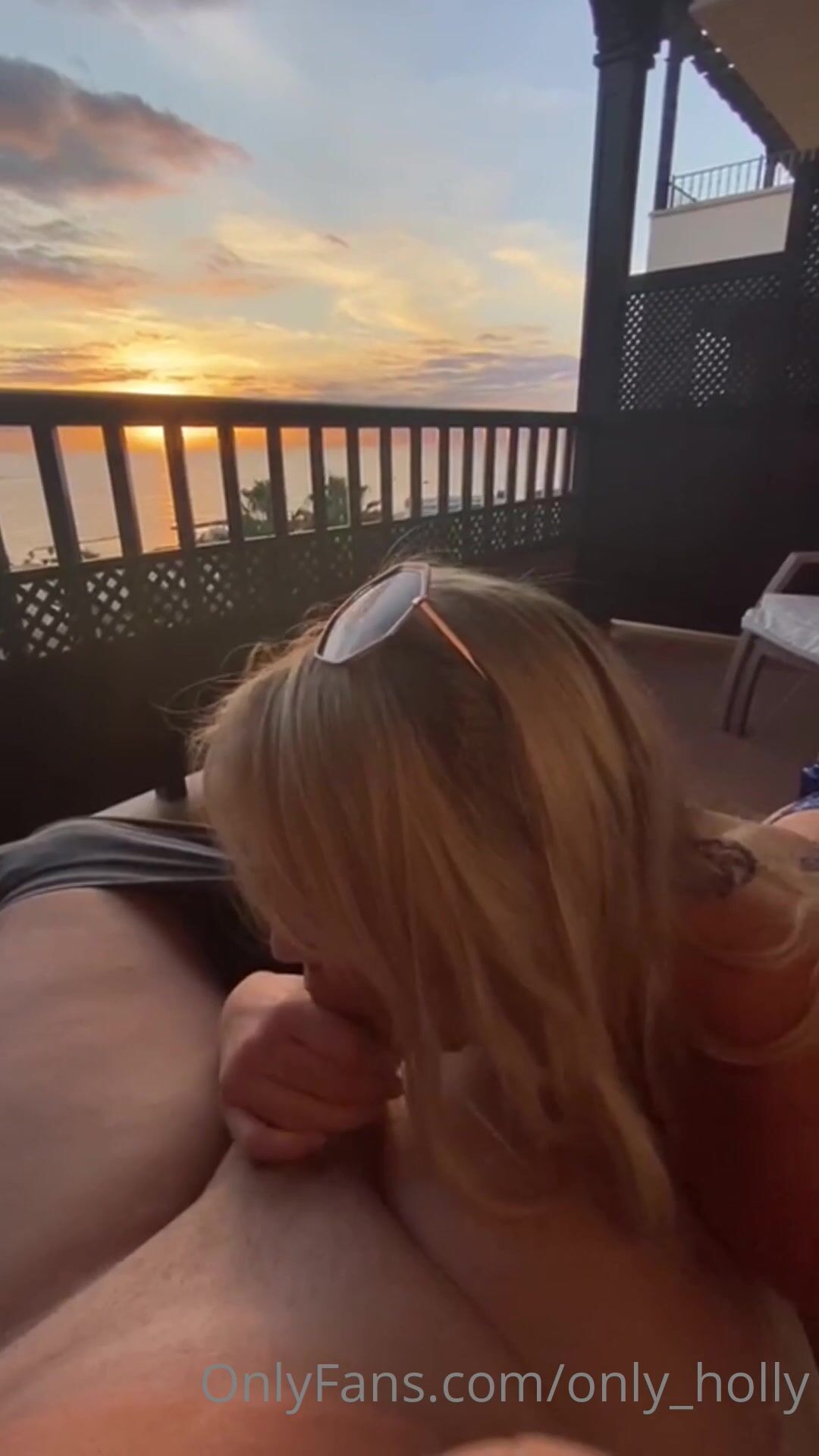 Cinta sexual de vacaciones de Morgan Moore con canto y chupada de polla