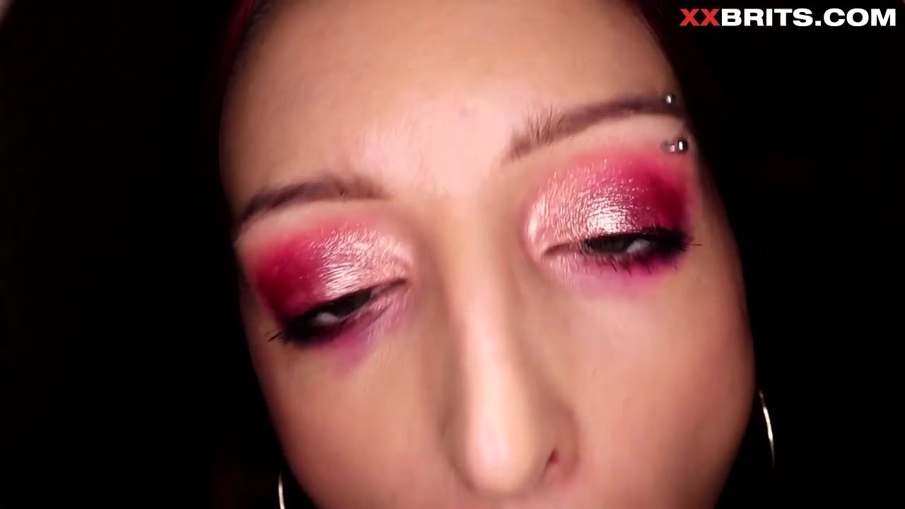 Colegiala bebe y chasquea