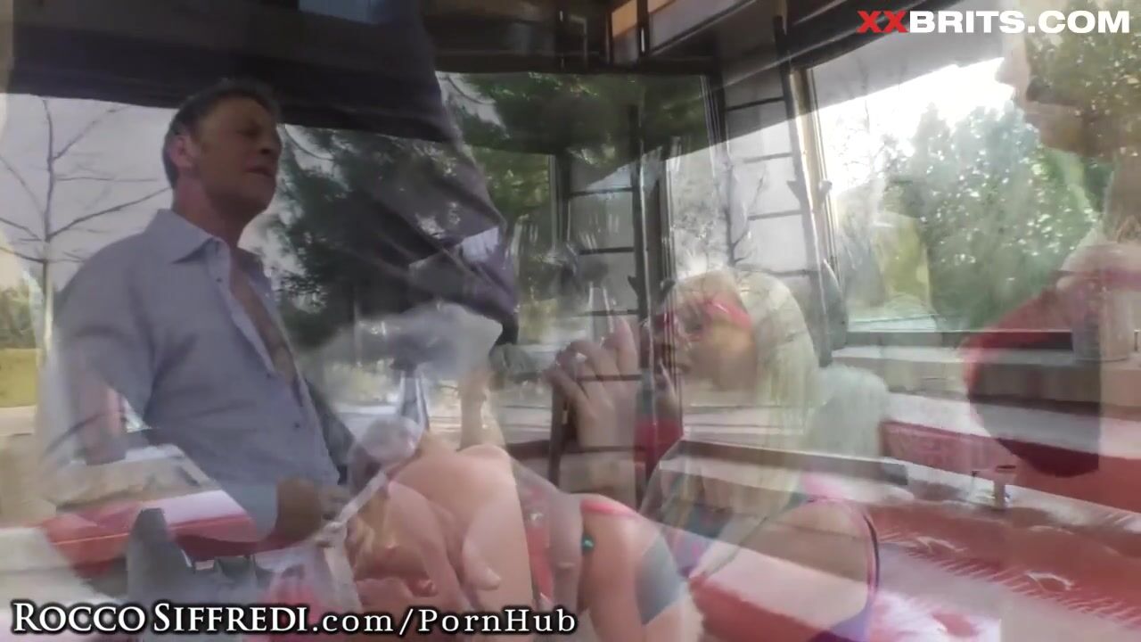 Complaciente británica tetona provocada por Rocco Siffredi y Kelly Stafford