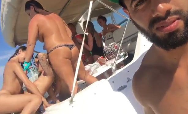 Divertirse con amigos en un paseo en barco
